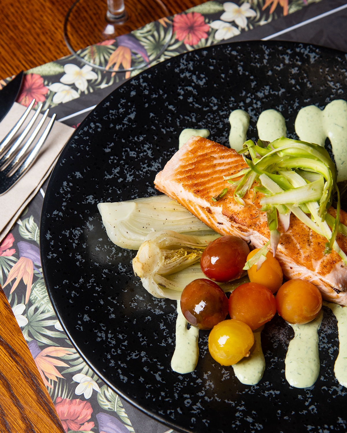 Lomo de salmón asado, pak choi y trigueros aliñados con salsa tártara de albahaca