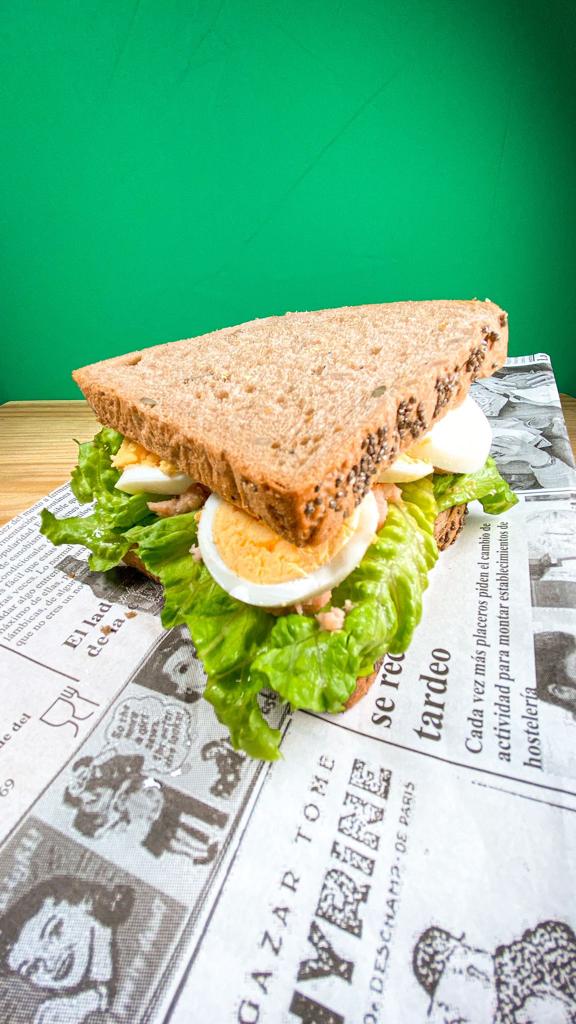 Sándwich de atún, lechuga, tomate, huevo cocido y mayonesa