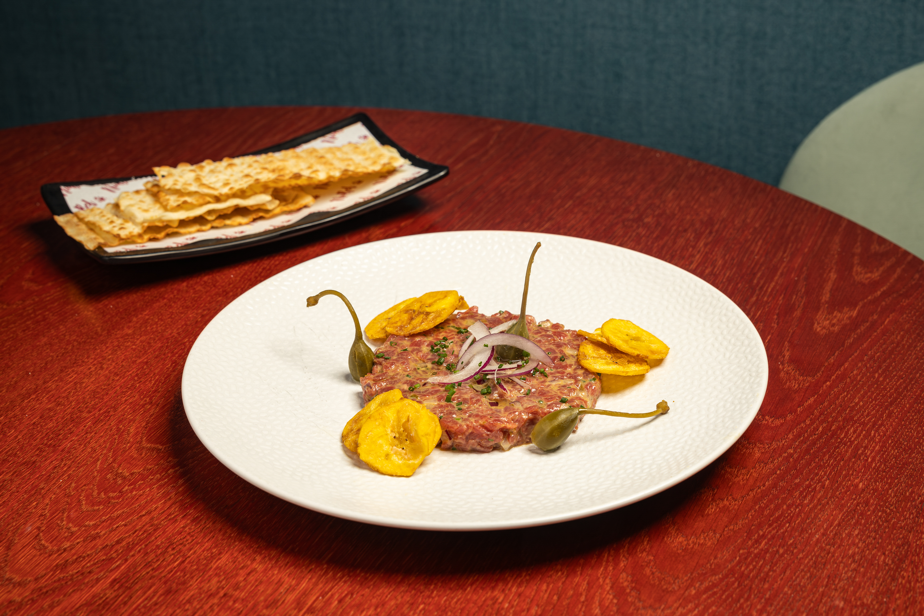 Steak tartar cortado a cuchillo con pan Carasatu y alcaparrones