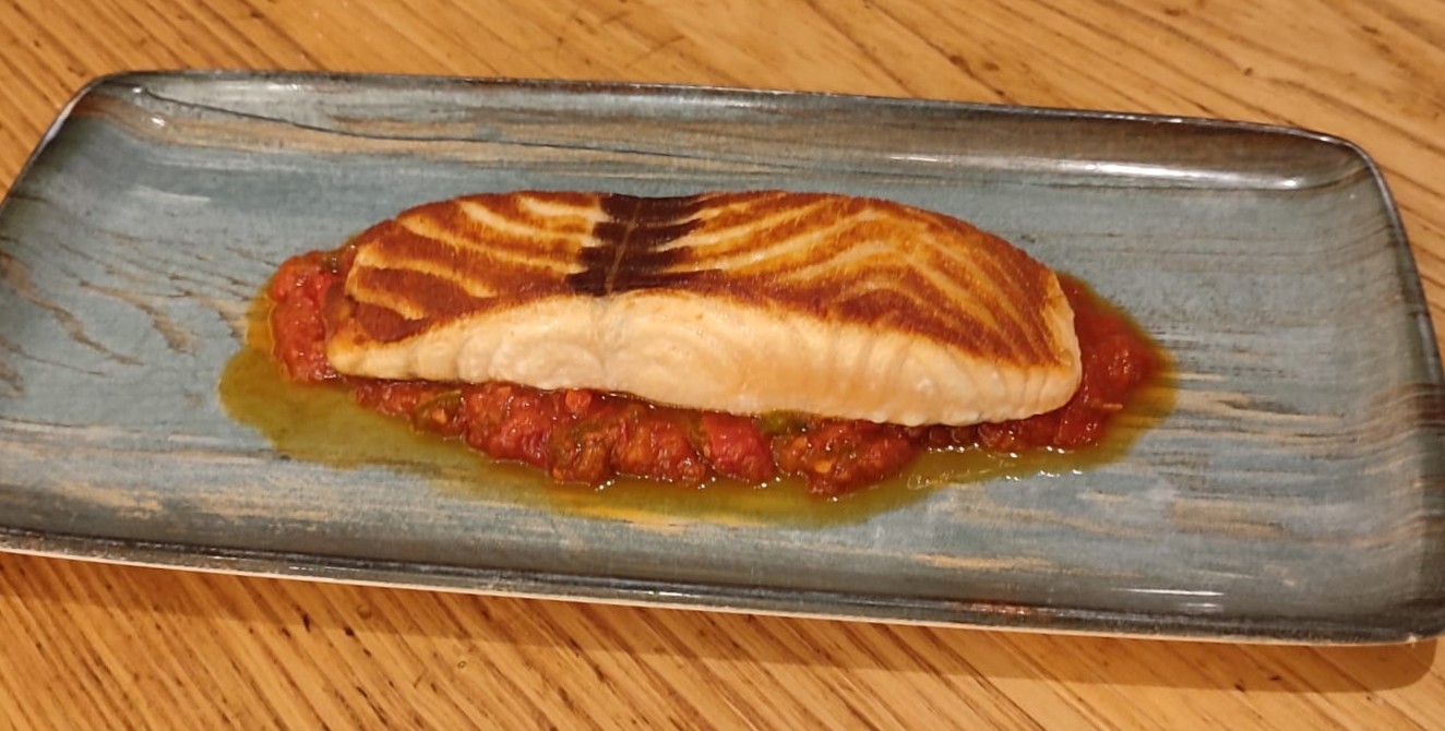 Grilled salmon with tomato sauce 
