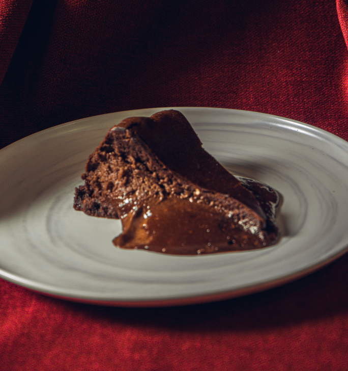 헤이즐넛 아이스크림을 곁들인 초콜릿 케이크