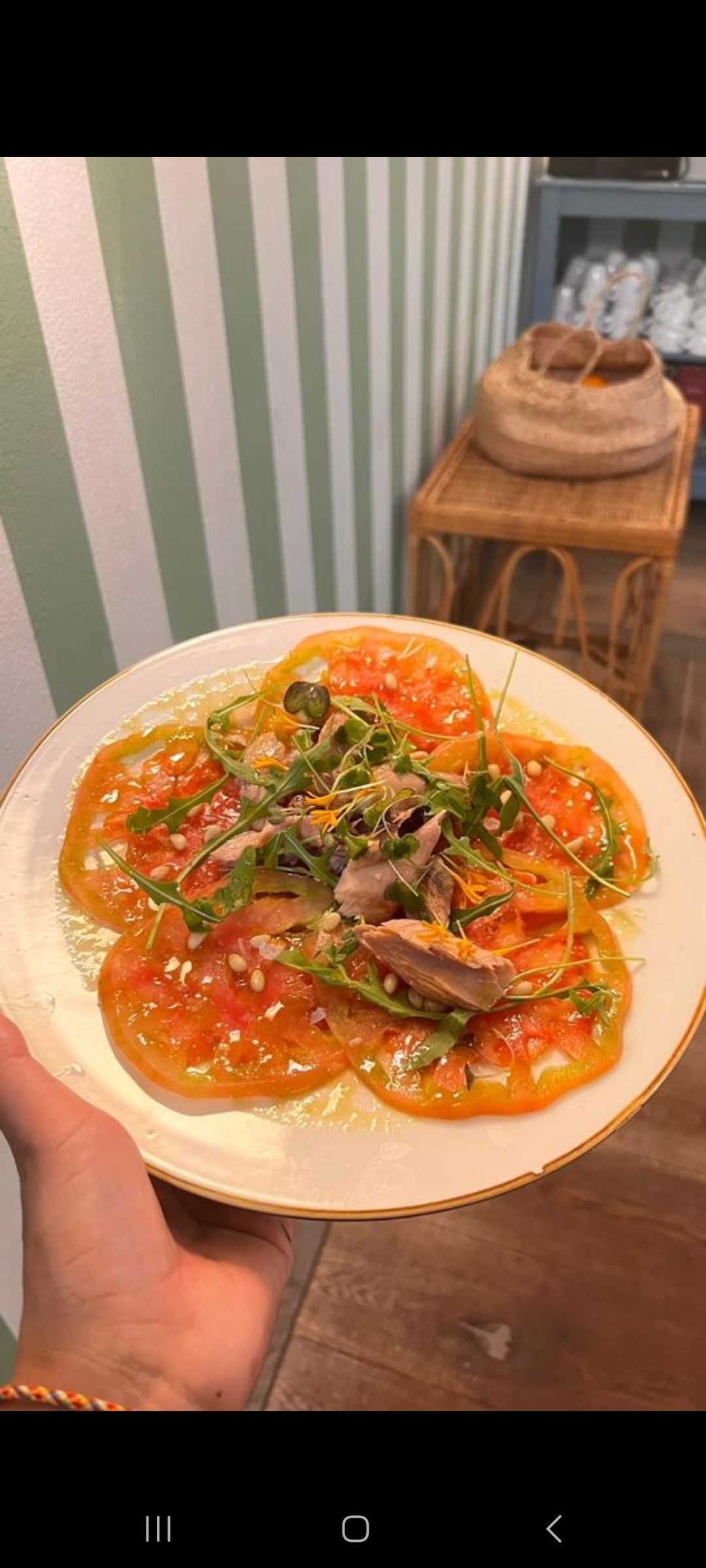 Carpaccio de tomate con melva
