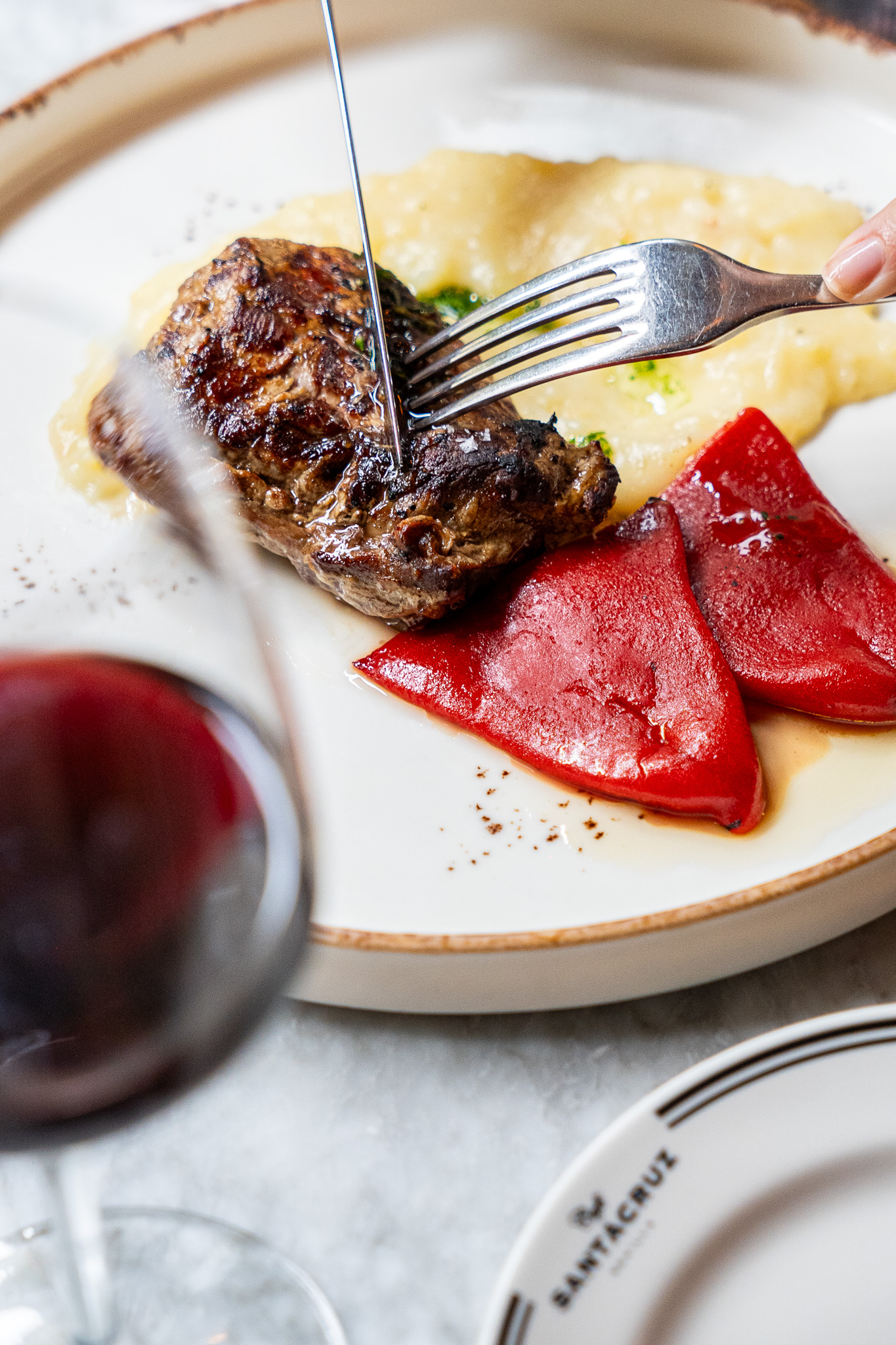 Filet de boeuf avec purée de pommes de terre et tomates rôties