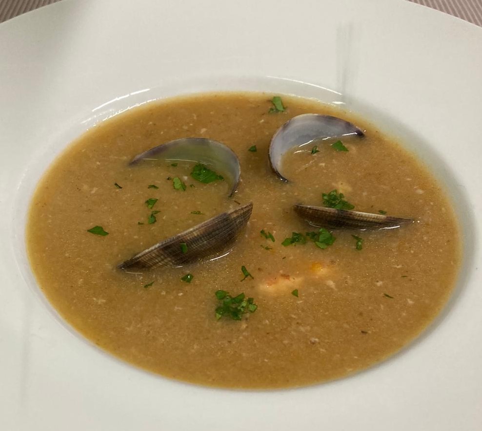 Суп из морского черта, креветок и моллюсков