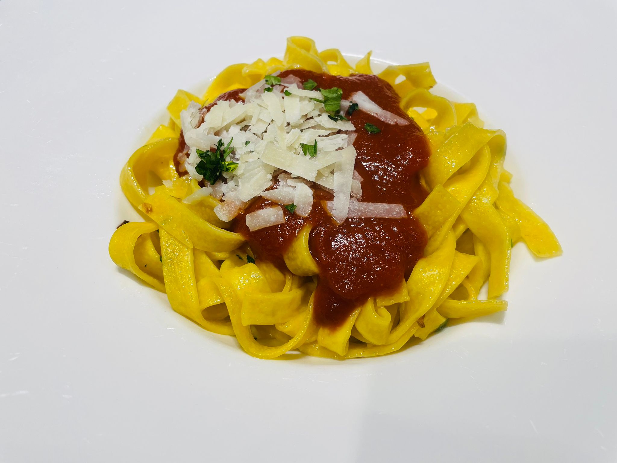 Macarrão com tomate caseiro e queijo ralado