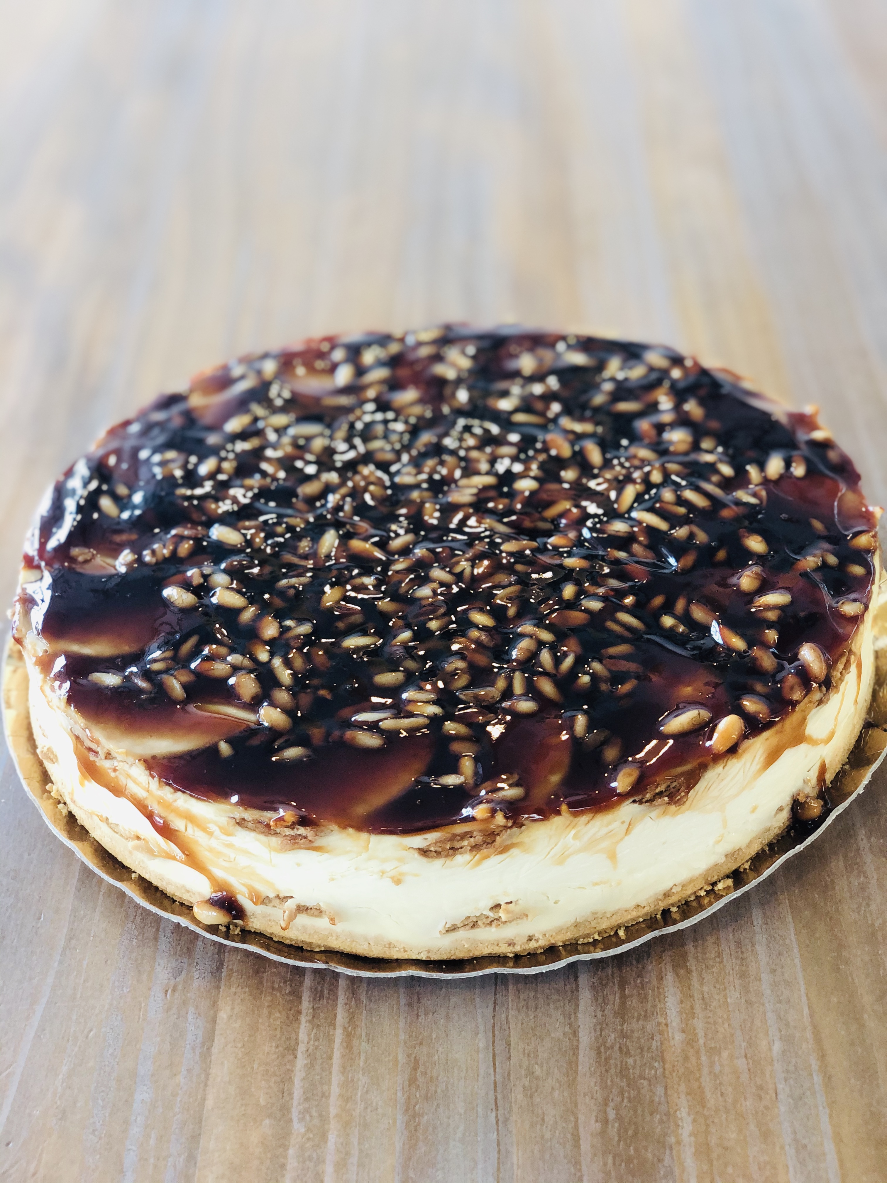 Tarta  Piñones, Nata y Caramelo 