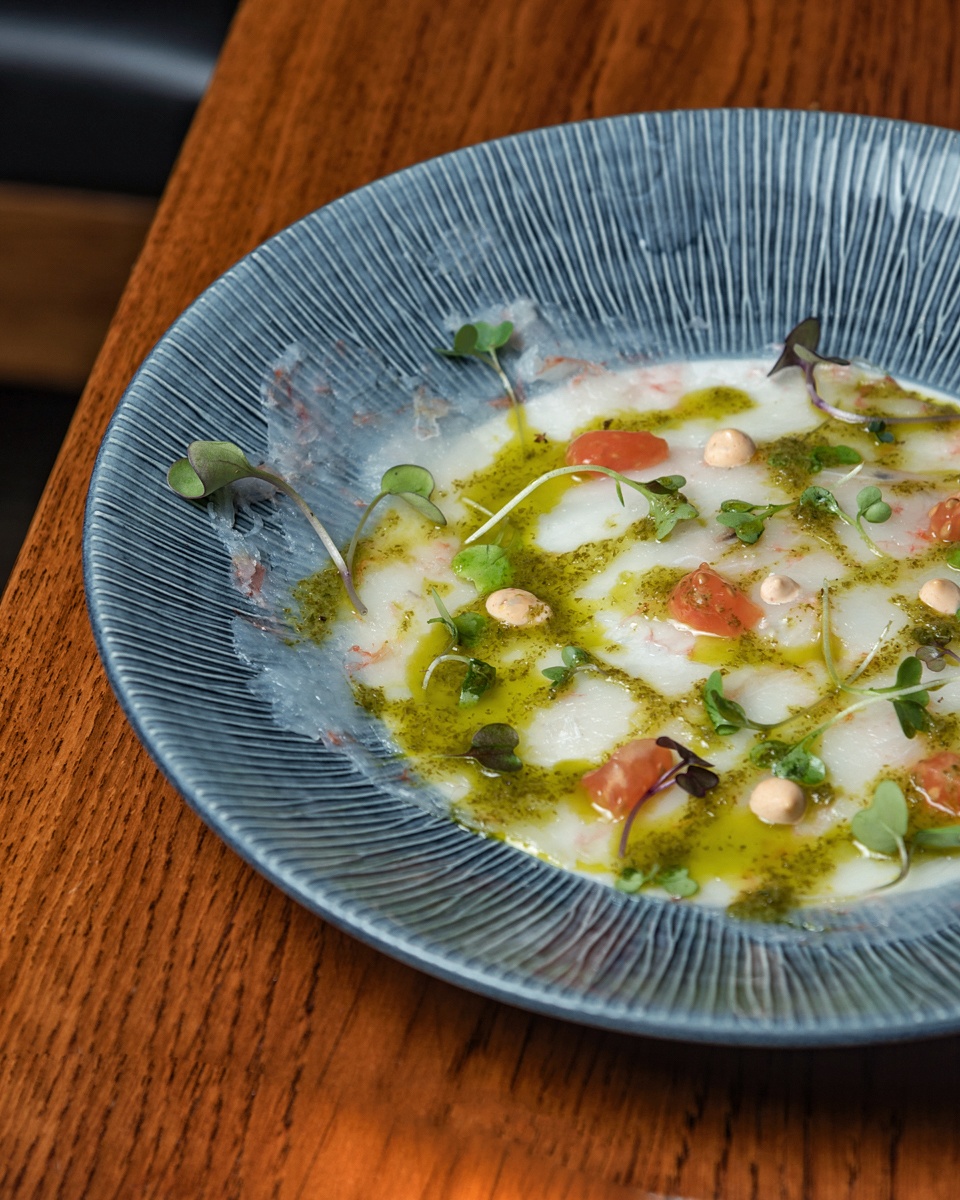 Tiradito de gambón rojo con aceite de lima, mayonesa chipotle y pamplinas