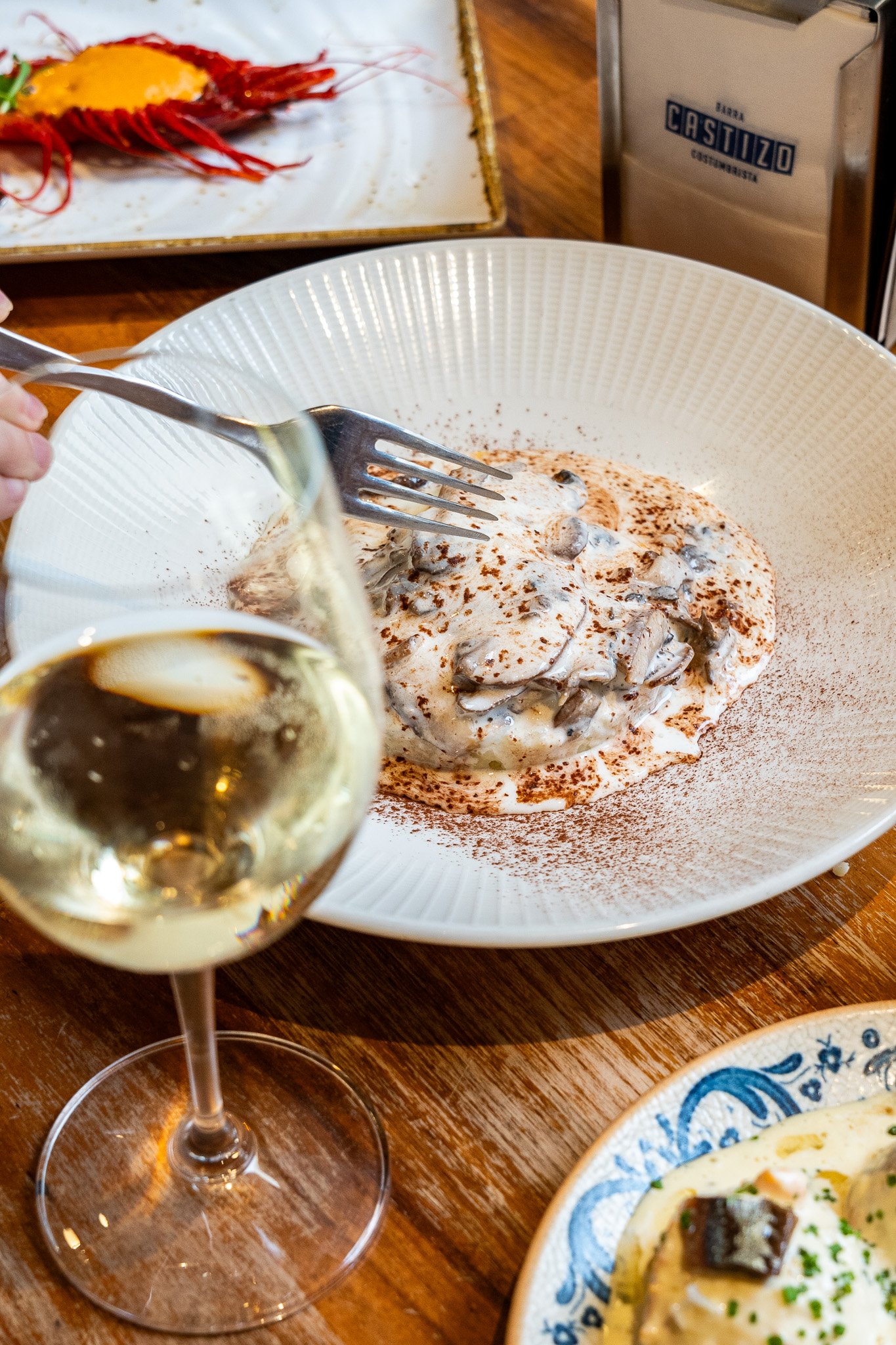 Tiramisú salado de setas con espuma de parmesano y huevo