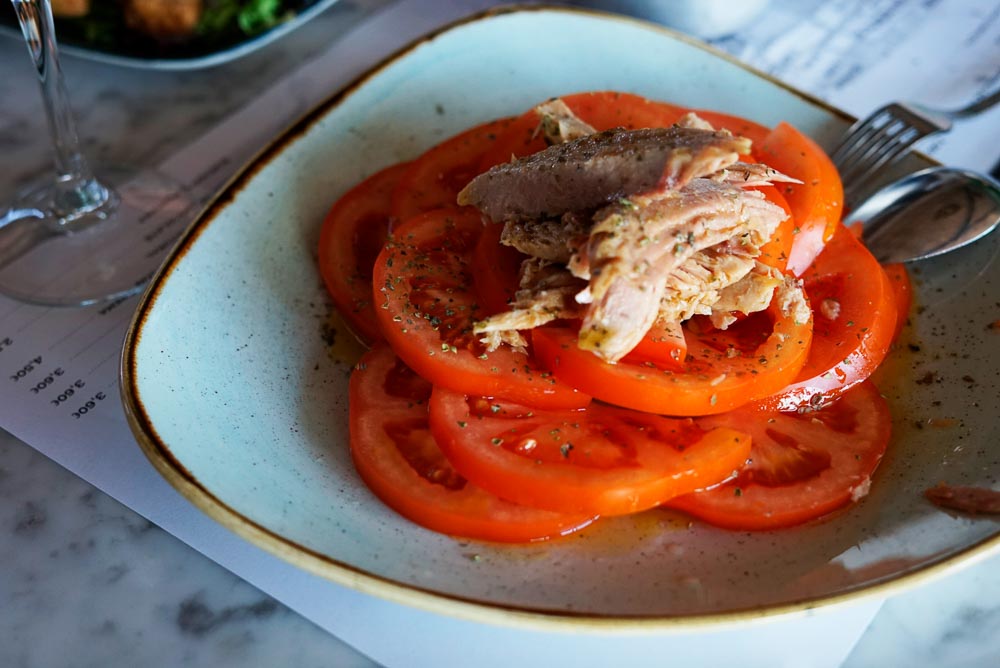 Салат из помидоров с тунцом