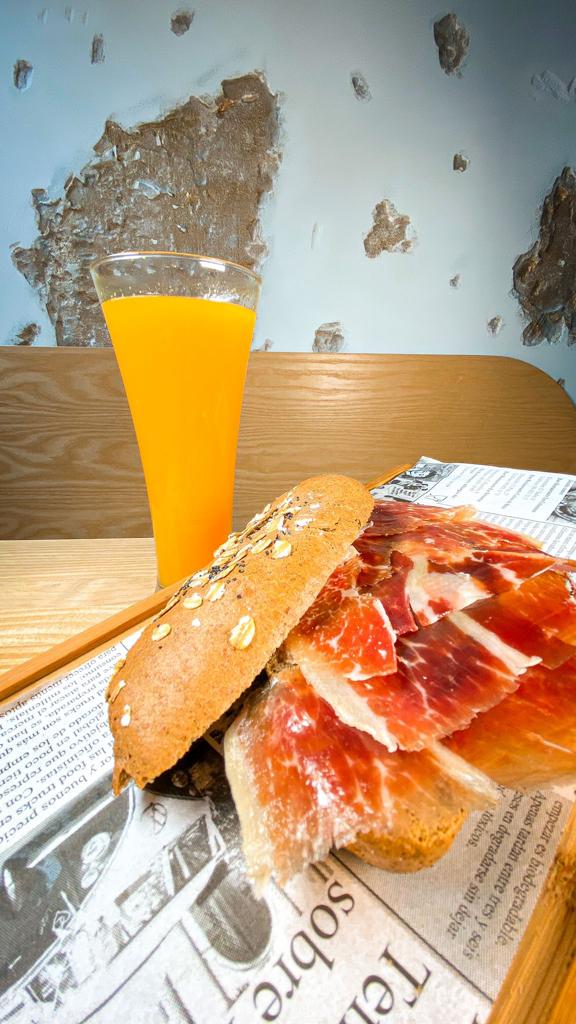 Iberian ham with tomato and oil