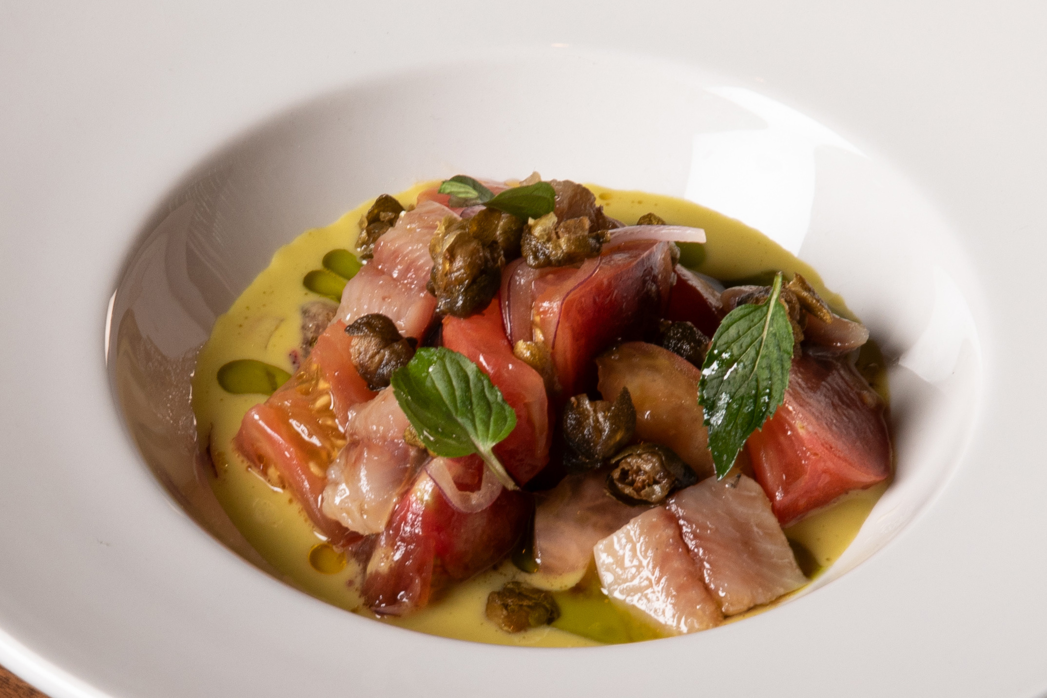 Tomate, aguadillo de lechuga y sardina ahumada