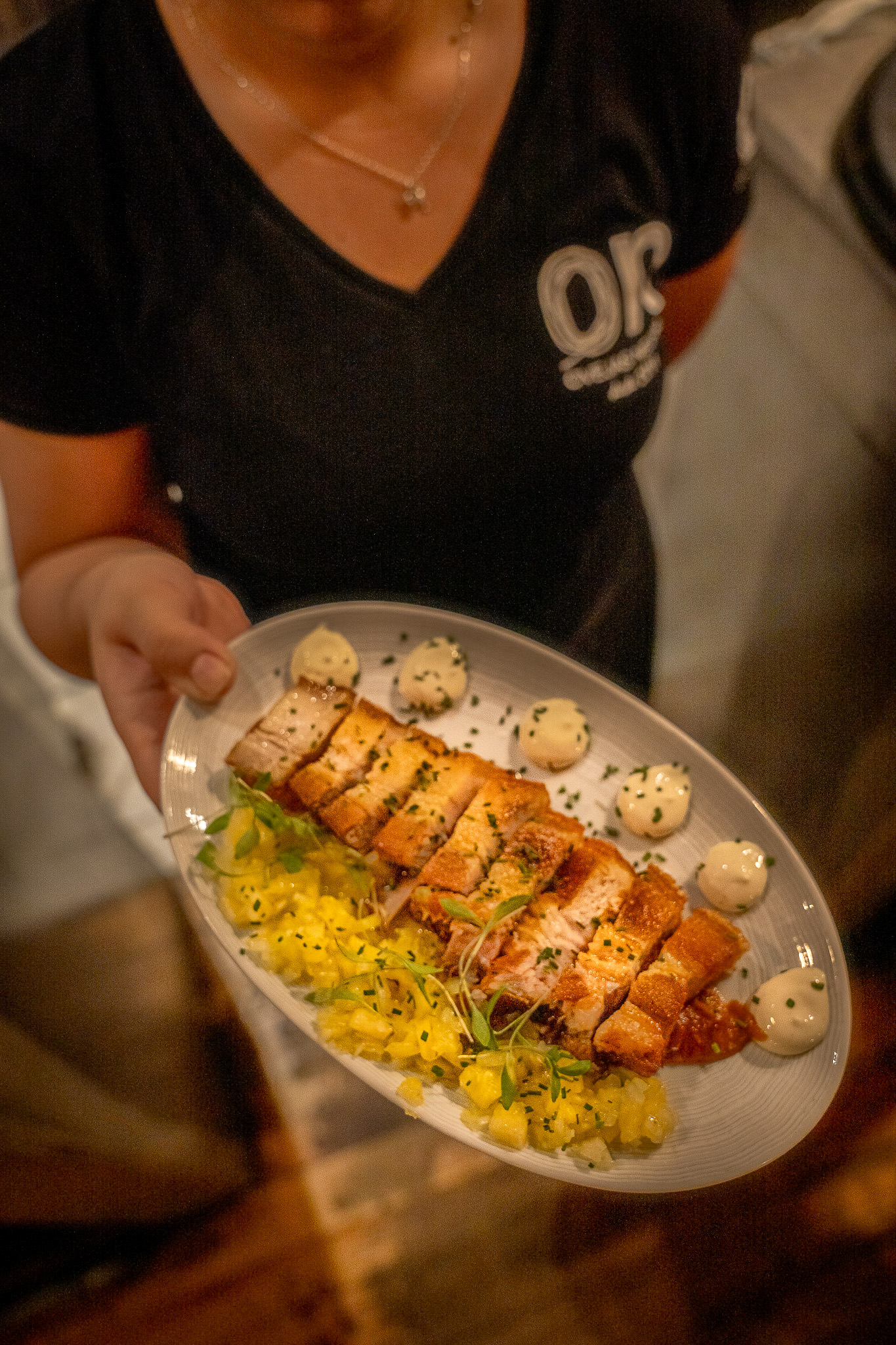 Torrezno crujiente acevichado, batata picante y picadillo de apio y piña