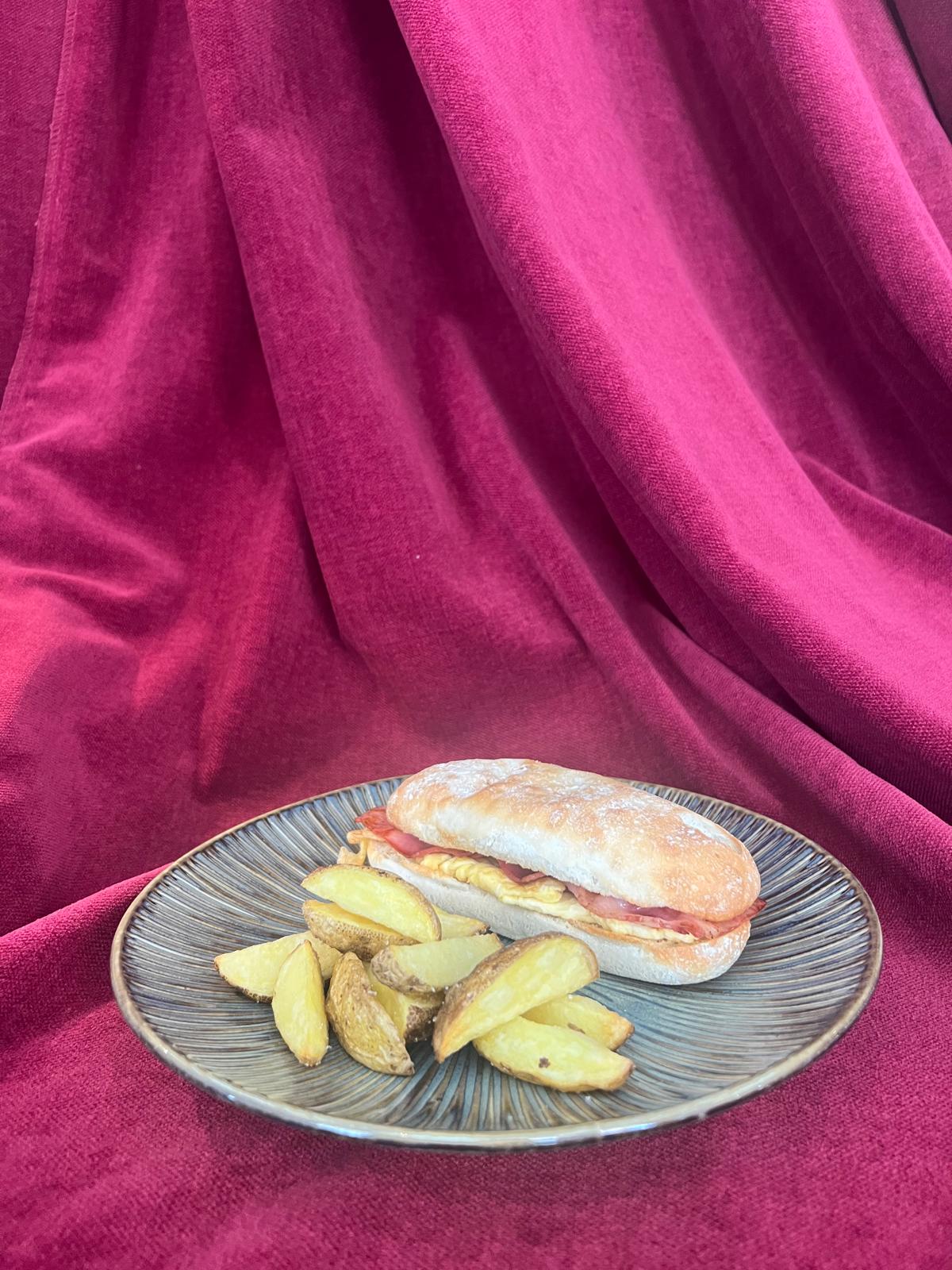 Französisches Omelett-Speck-Sandwich 