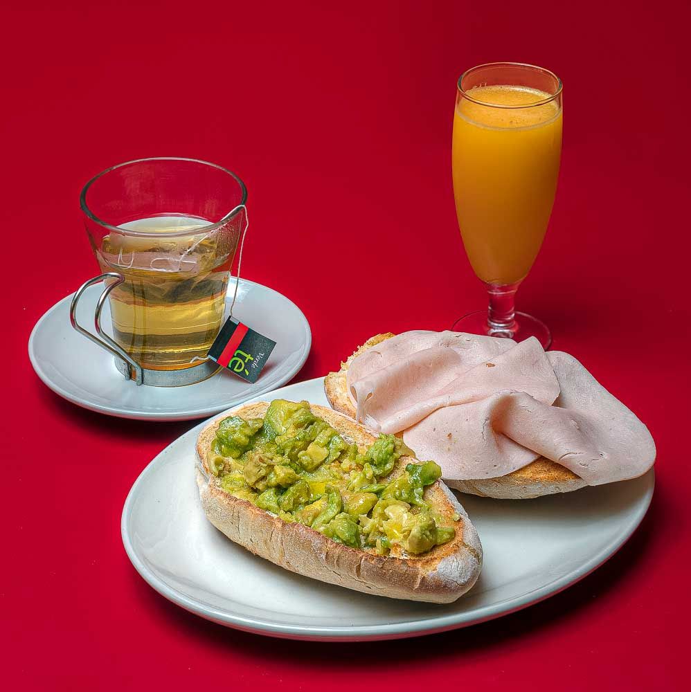 Nº7 Frühstück: Toast mit Avocado, Truthahn, Orangensaft und Kaffee oder Tee