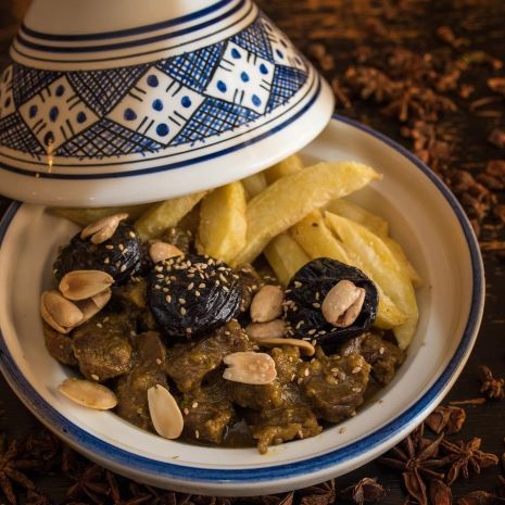 Tajín de ternera con ciruelas y almendras 