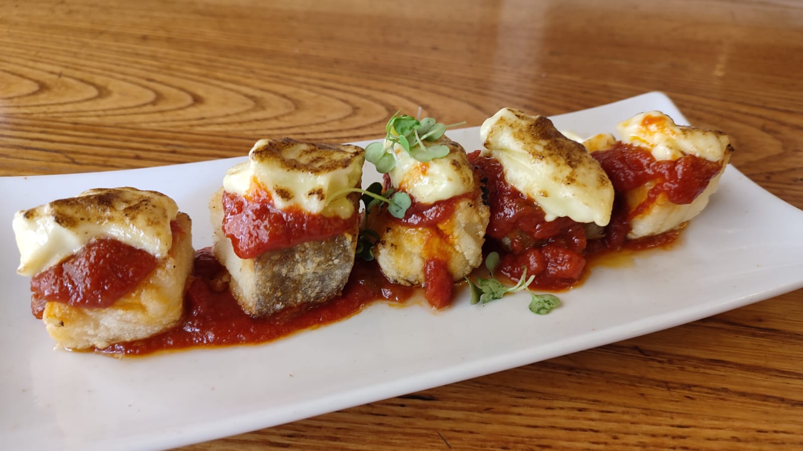 Taquitos de bacalao dorados con muselina de ajo