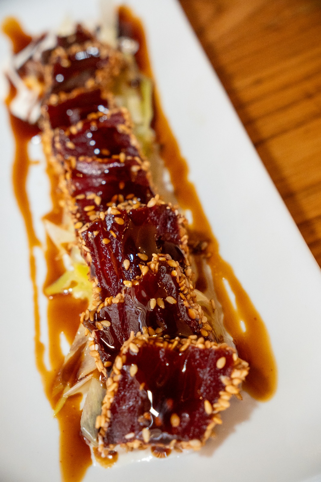 Tataki de atún rojo de almadraba macerado con soja y sésamo sobre base de ajo blanco