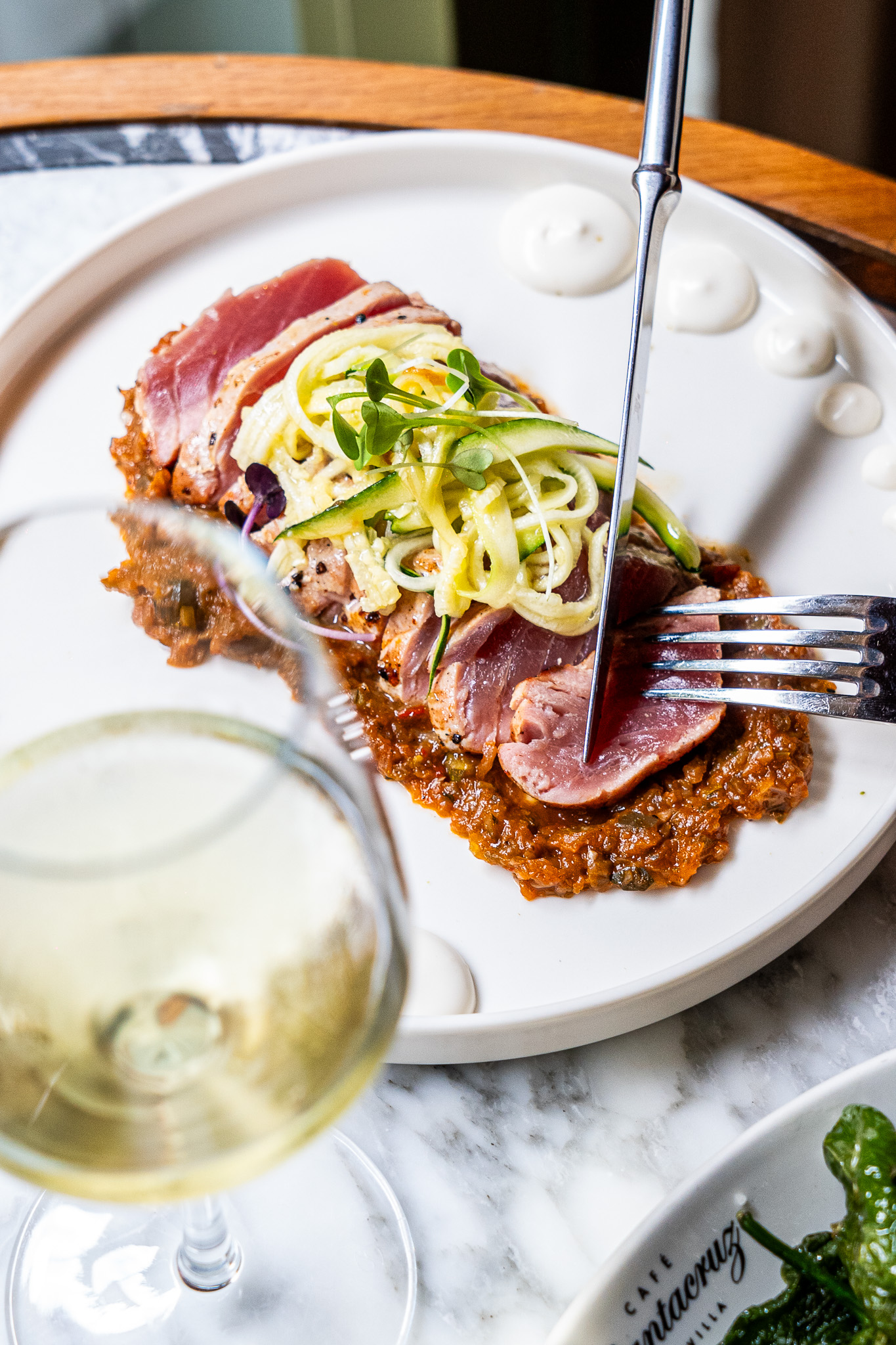 Tataki de thon avec caponata et nouilles de courgettes