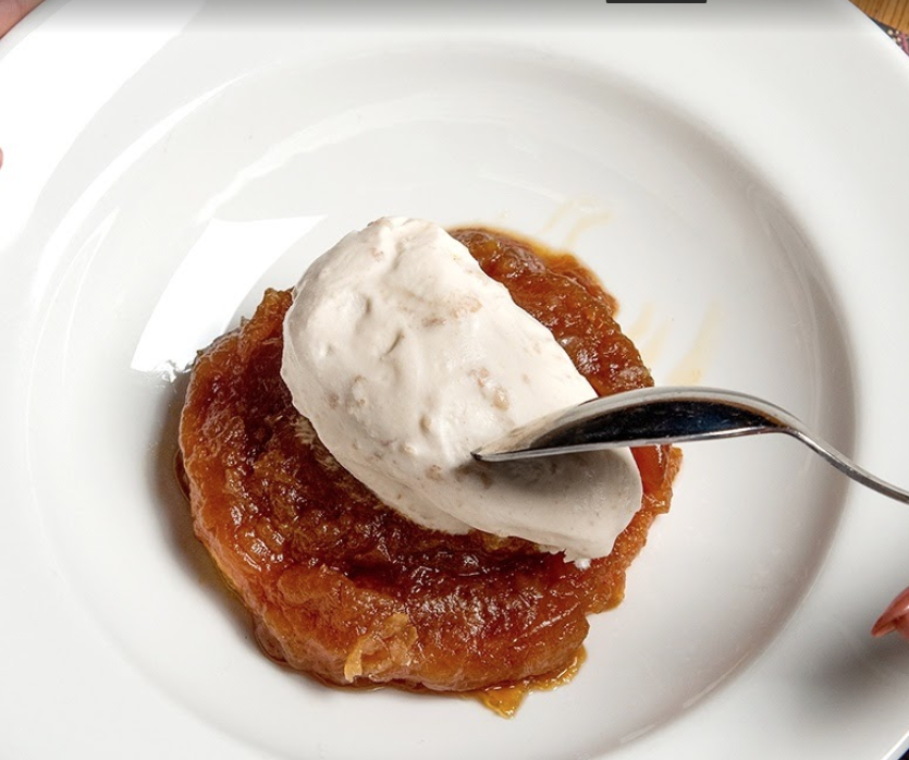 Tatin de manzana asada con hojaldre y helado de galleta sablé