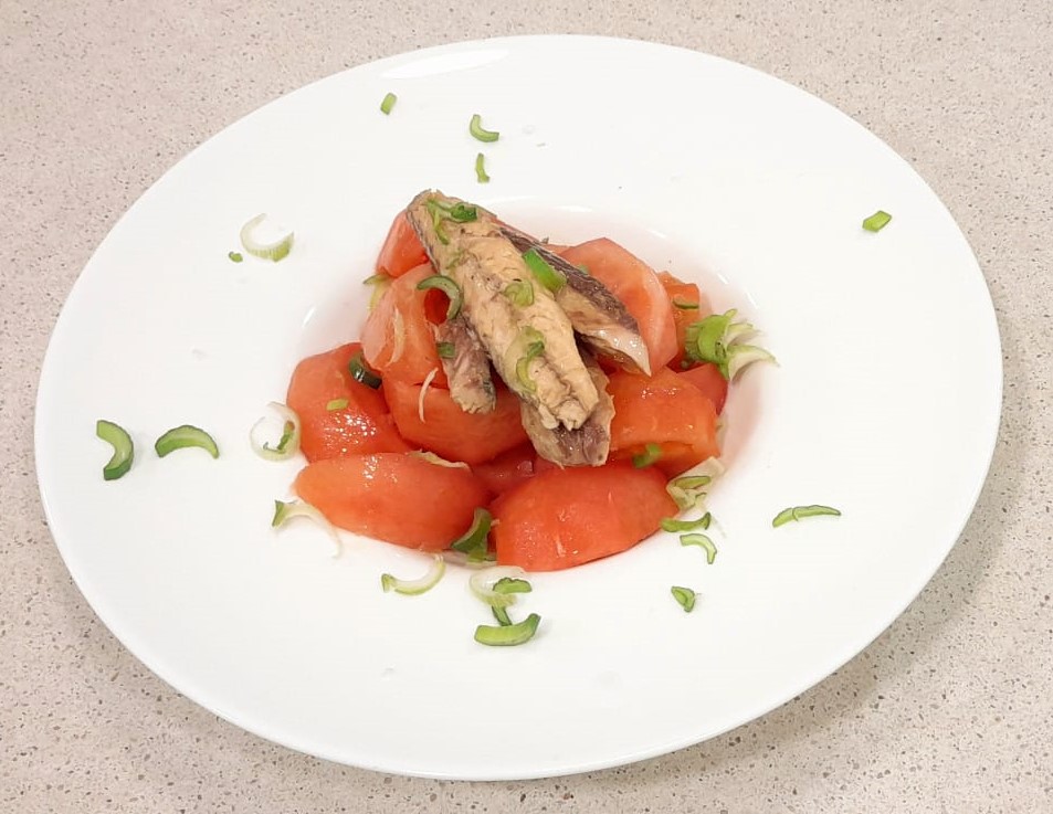 Saisonaler Tomatensalat mit Frühlingszwiebeln und Makrele in Olivenöl