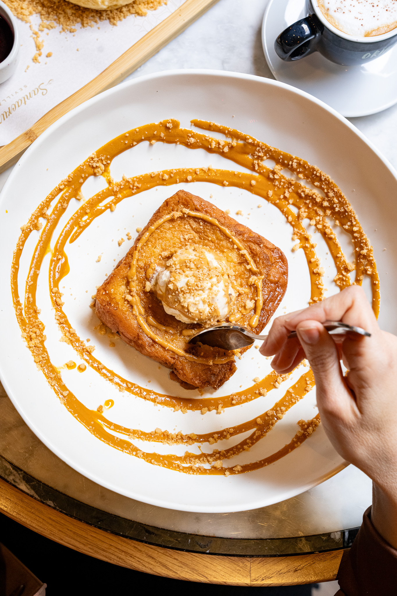 Torrija com calda de caramelo e sorvete de baunilha e nozes