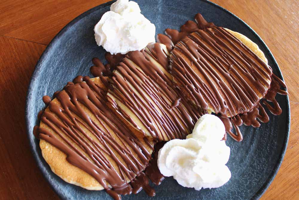 Crêpes au sirop et à la crème.