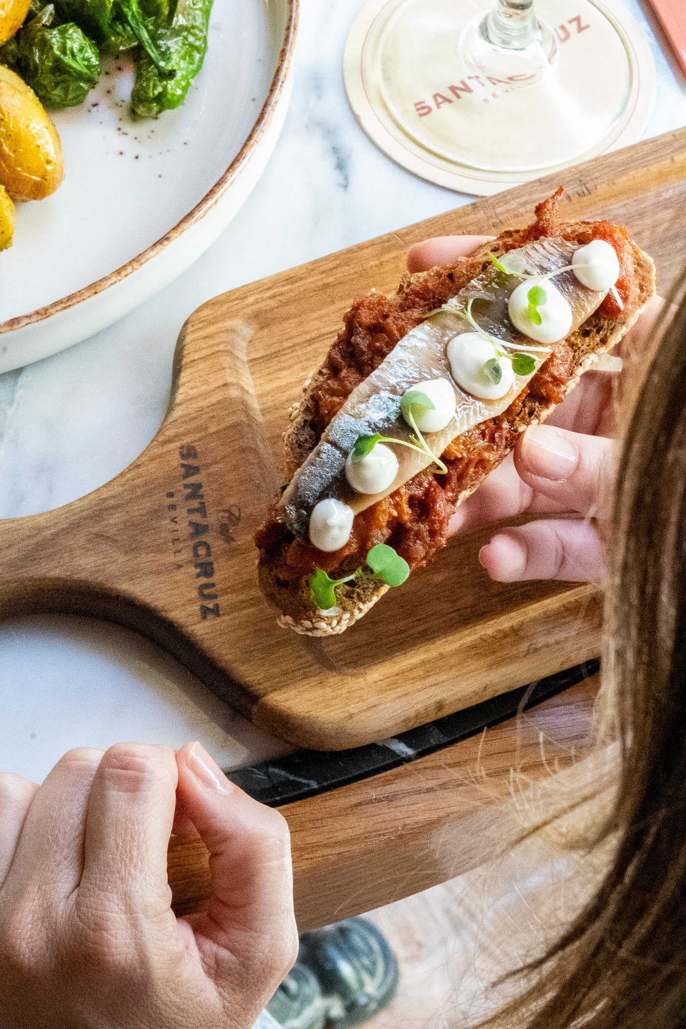 Toast de sardines fumées sur tartare de tomates siciliennes et mayonnaise au citron vert