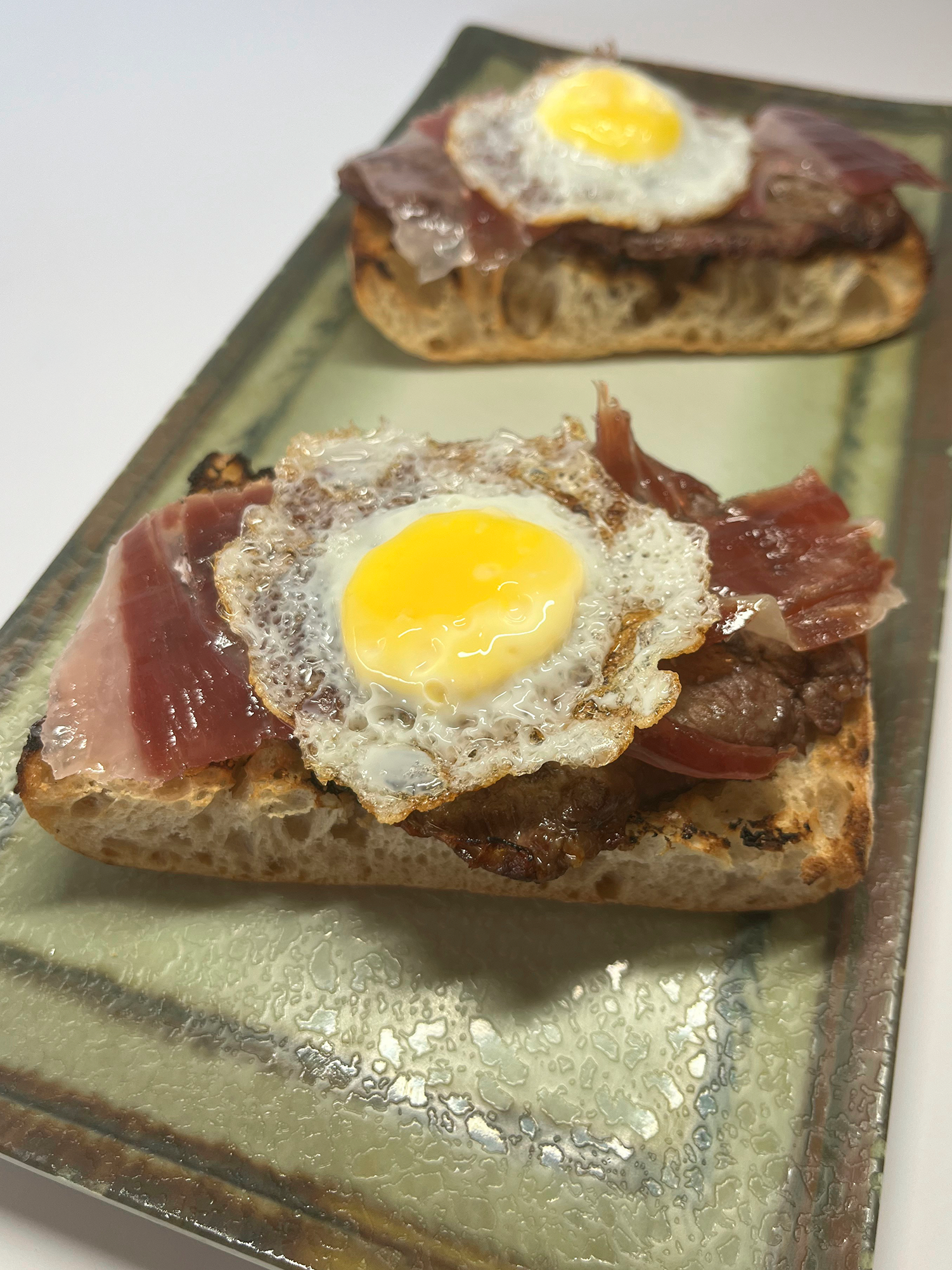 TOSTA DE PRESA IBÉRICA DE BELLOTA, JAMÓN IBÉRICO Y HUEVO DE CODORNIZ