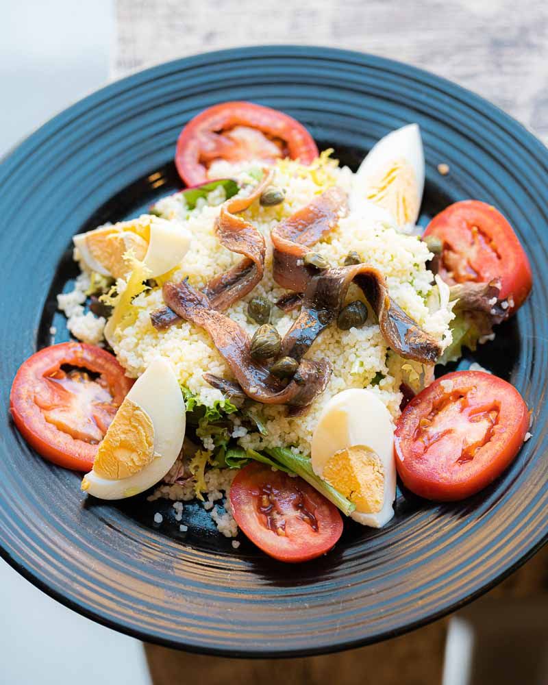 Salada com anchovas, tomate e cuscuz