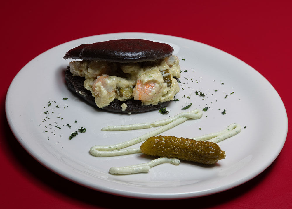 Pan bau con gambas, ali-oli y pepinillo