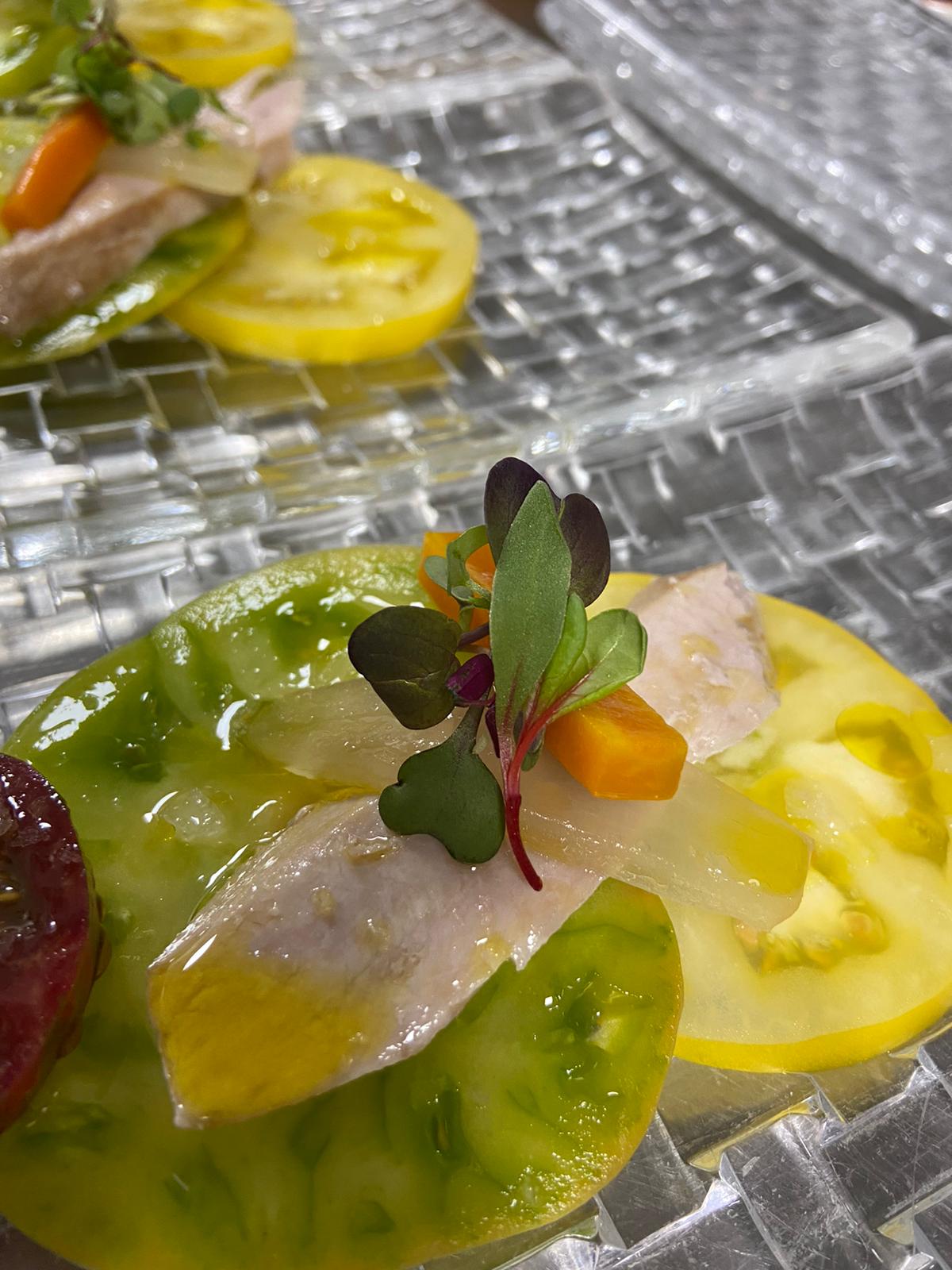 салат с помидорами, яйцом и тунцом