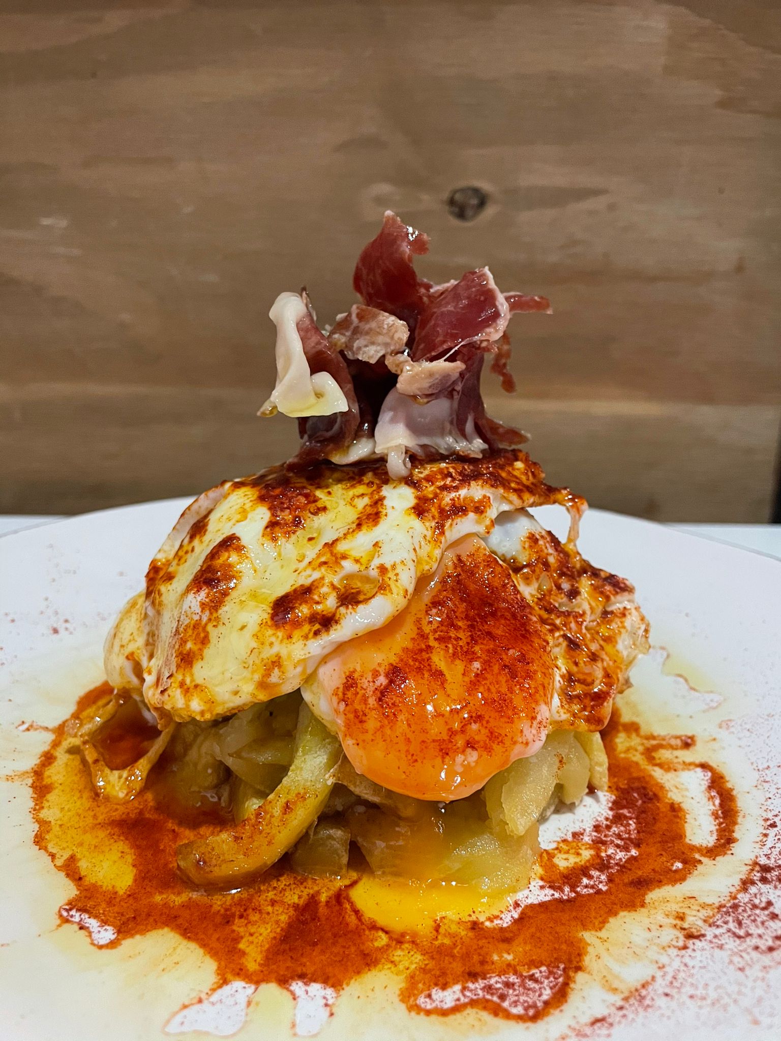 Huevos rotos con jamón ibérico de bellota