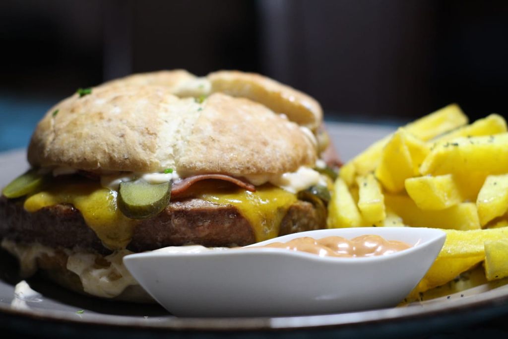 Burger con bacon: carne black angus (200 gr), queso Cheddar, pepinillo y nuestra salsa secreta