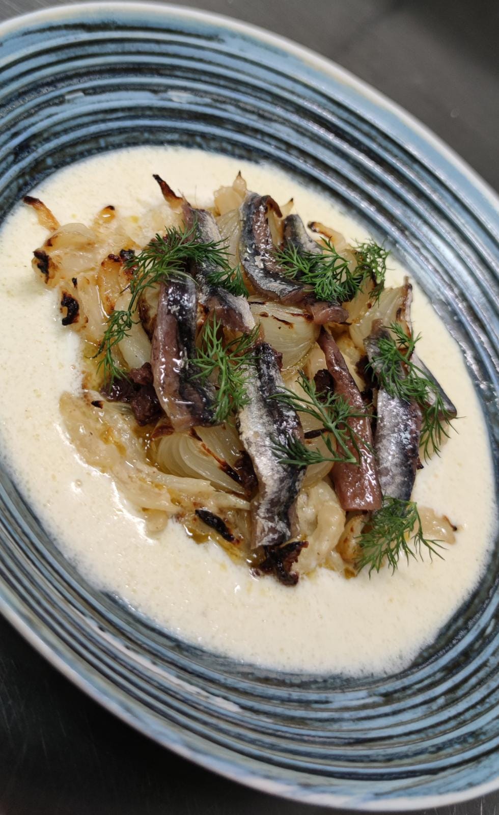 Hinojo confitado con mantequilla de trufa blanca, mozzarella y anchoas