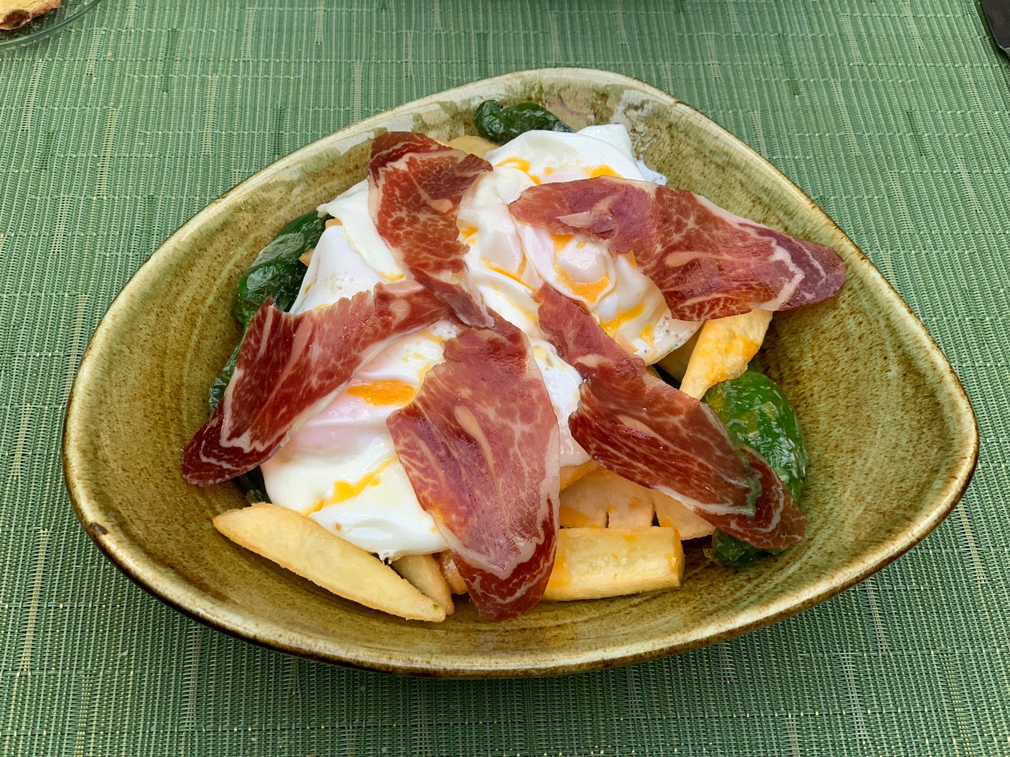 Fried eggs "Madrid style", with potatoes and Iberian ham