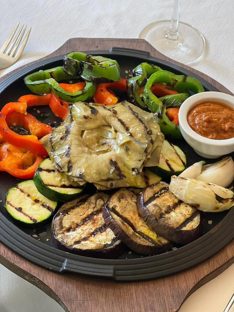 Grilled vegetables with Romescu sauce