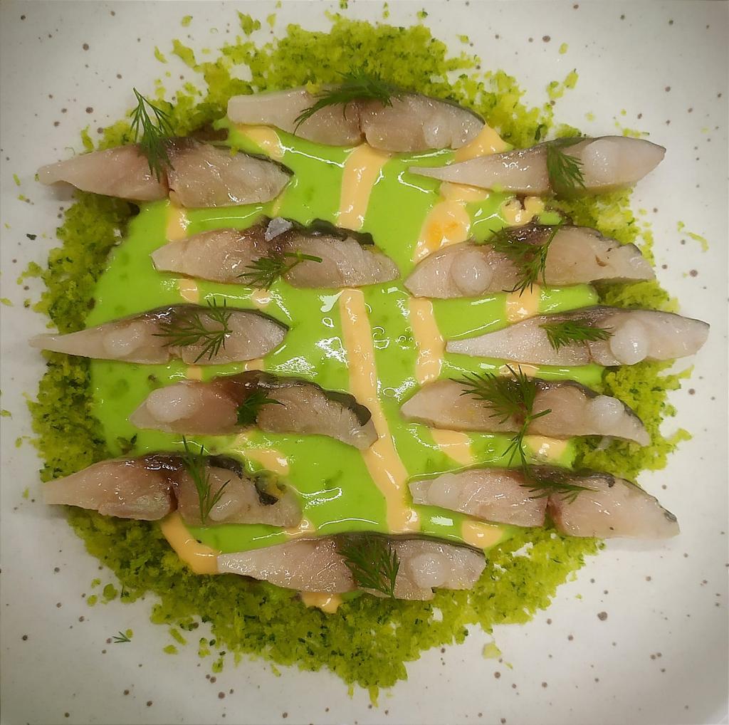 Caballa en carpione con brócoli y bagna cauda