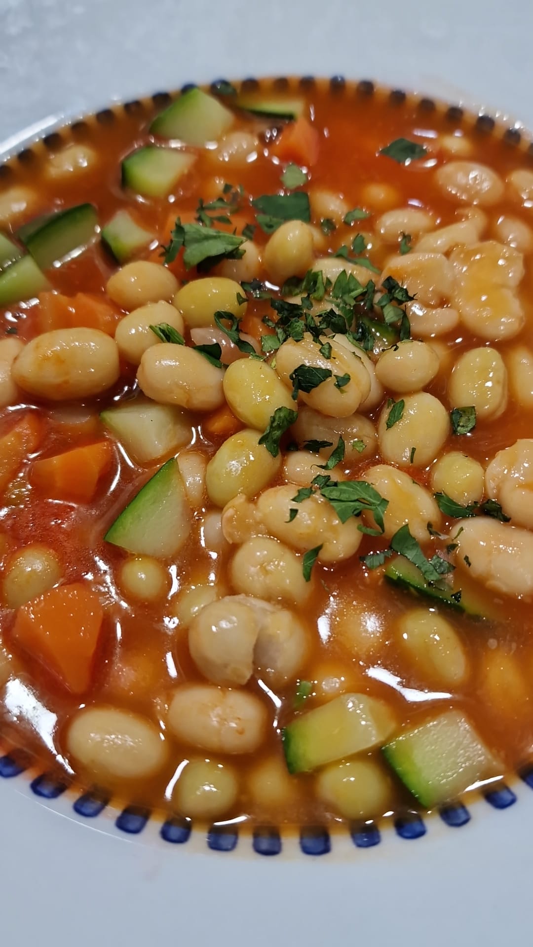 당근과 호박을 곁들인 구운 콩