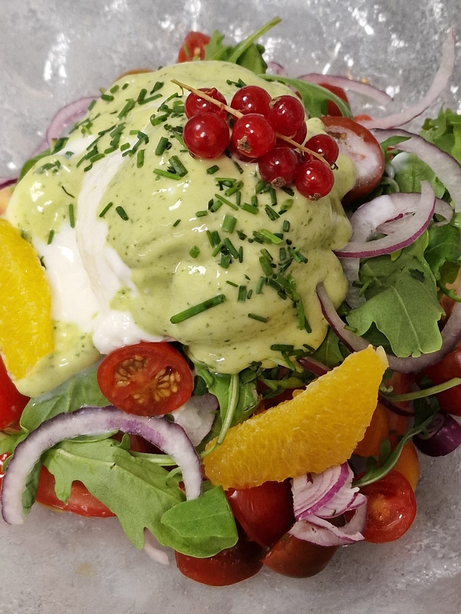 Sinfonia de tomates con burrata y emulsión de albahaca