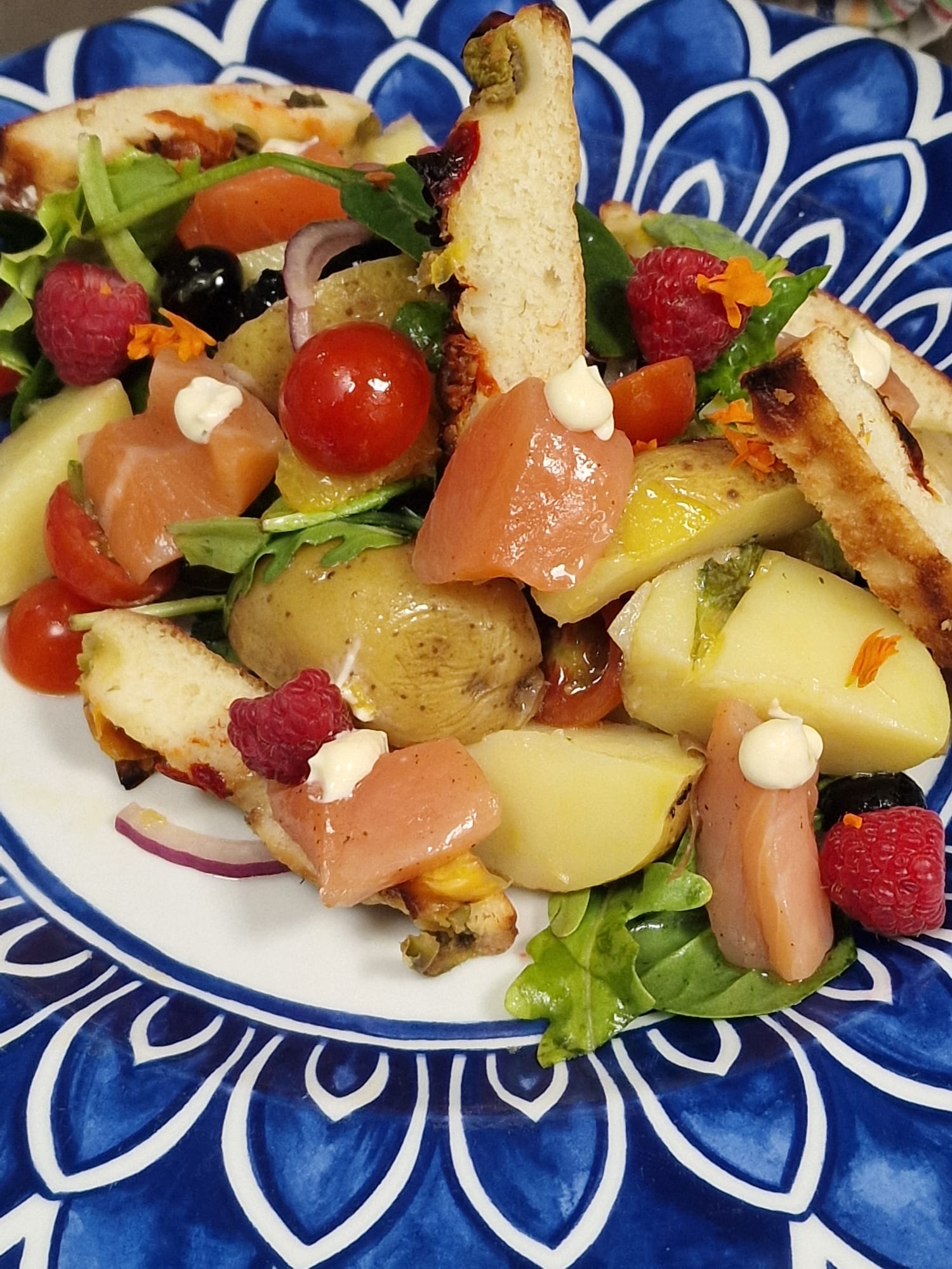 Ensalada de salmón ahumado, con patatas ratté, vinagreta de cítricos y crujientes de focaccia