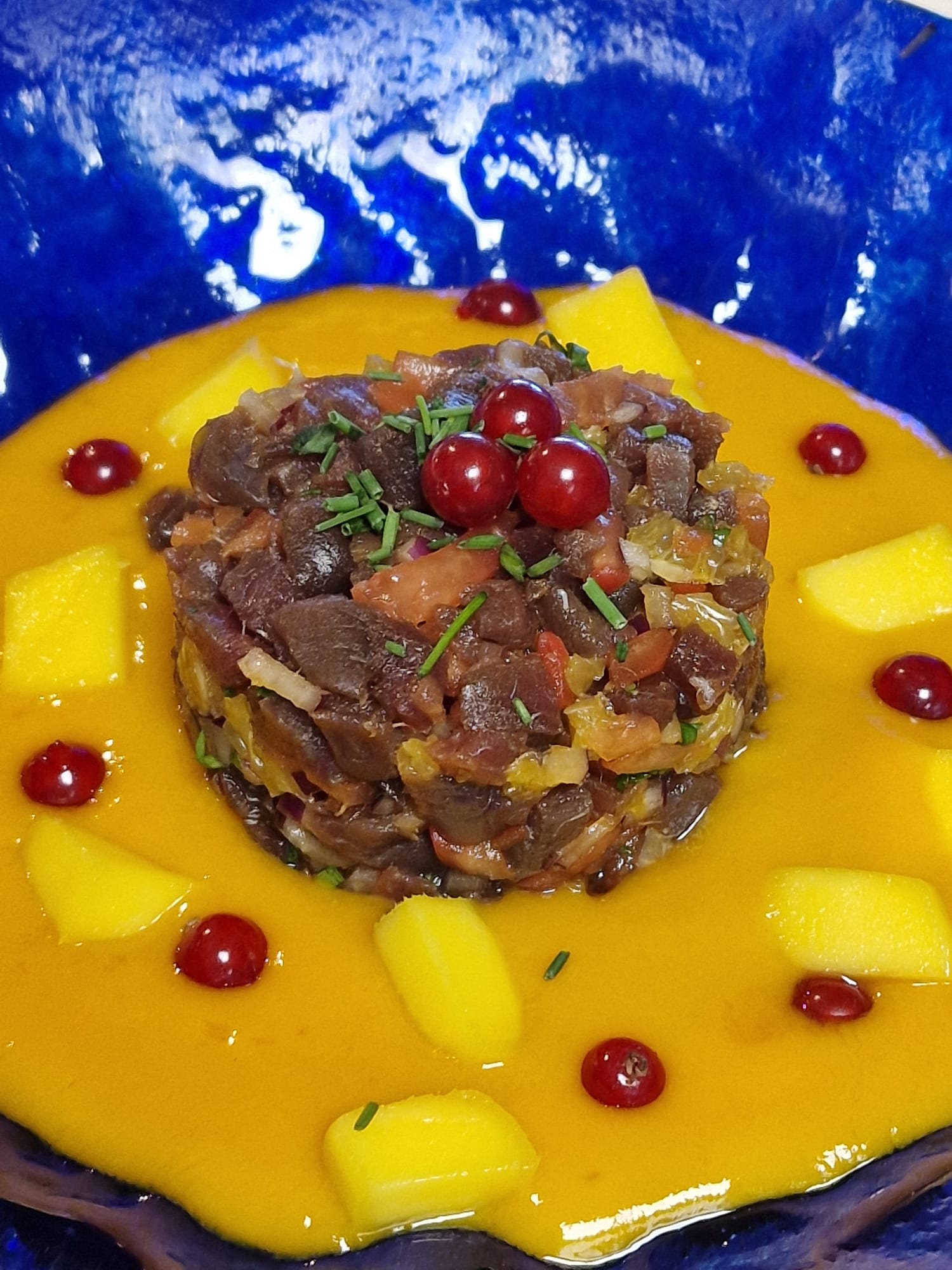 Tartar de atún con cremoso de mango y tajín