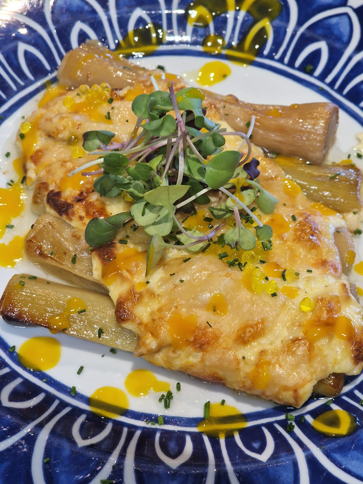 Puerros confitados gratinados con holandesa