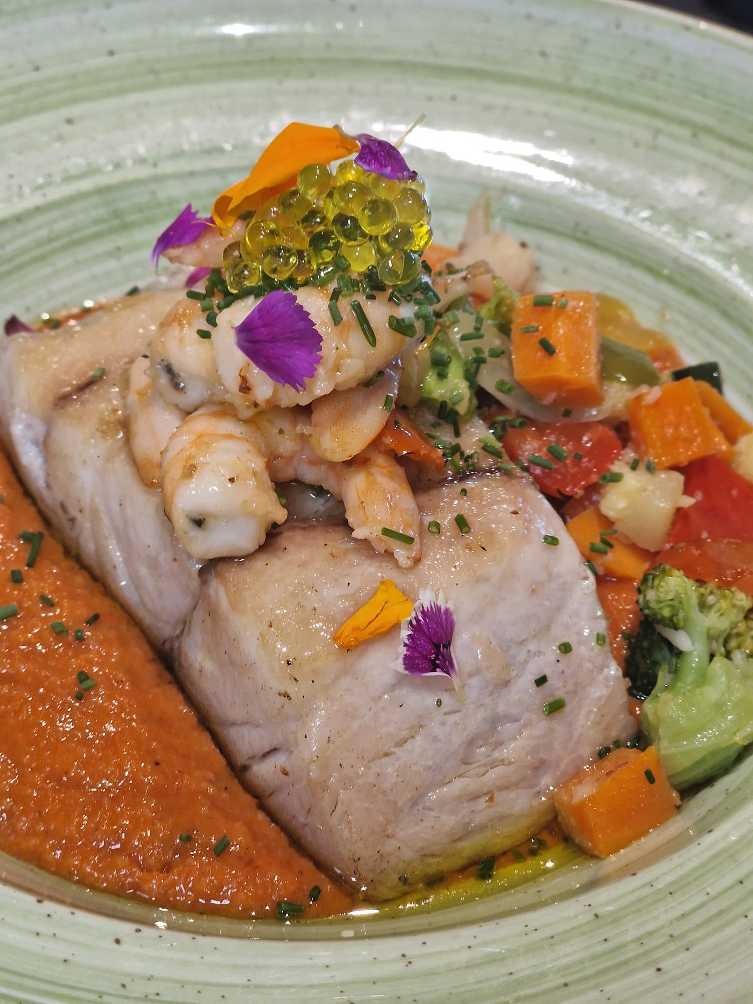 Corvina sobre salmorejo asado y langostinos salteados con verduras