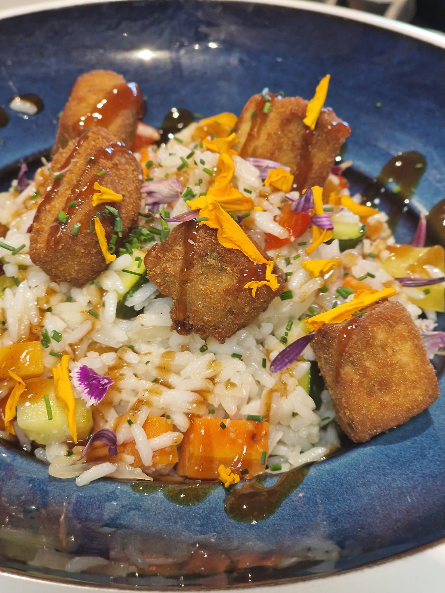 Bowl de arroz salteado con verduras y tofu crujiente al toque de teriyaki