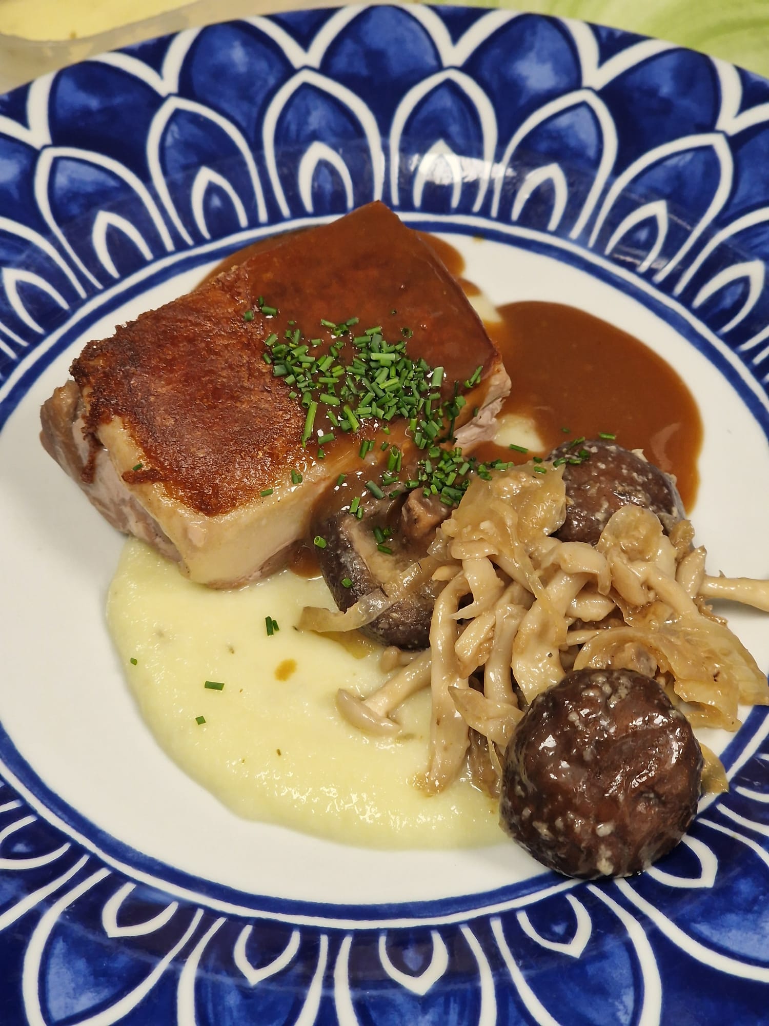 Lingote de cochinillo a baja temperatura con pure de manzanas y setas