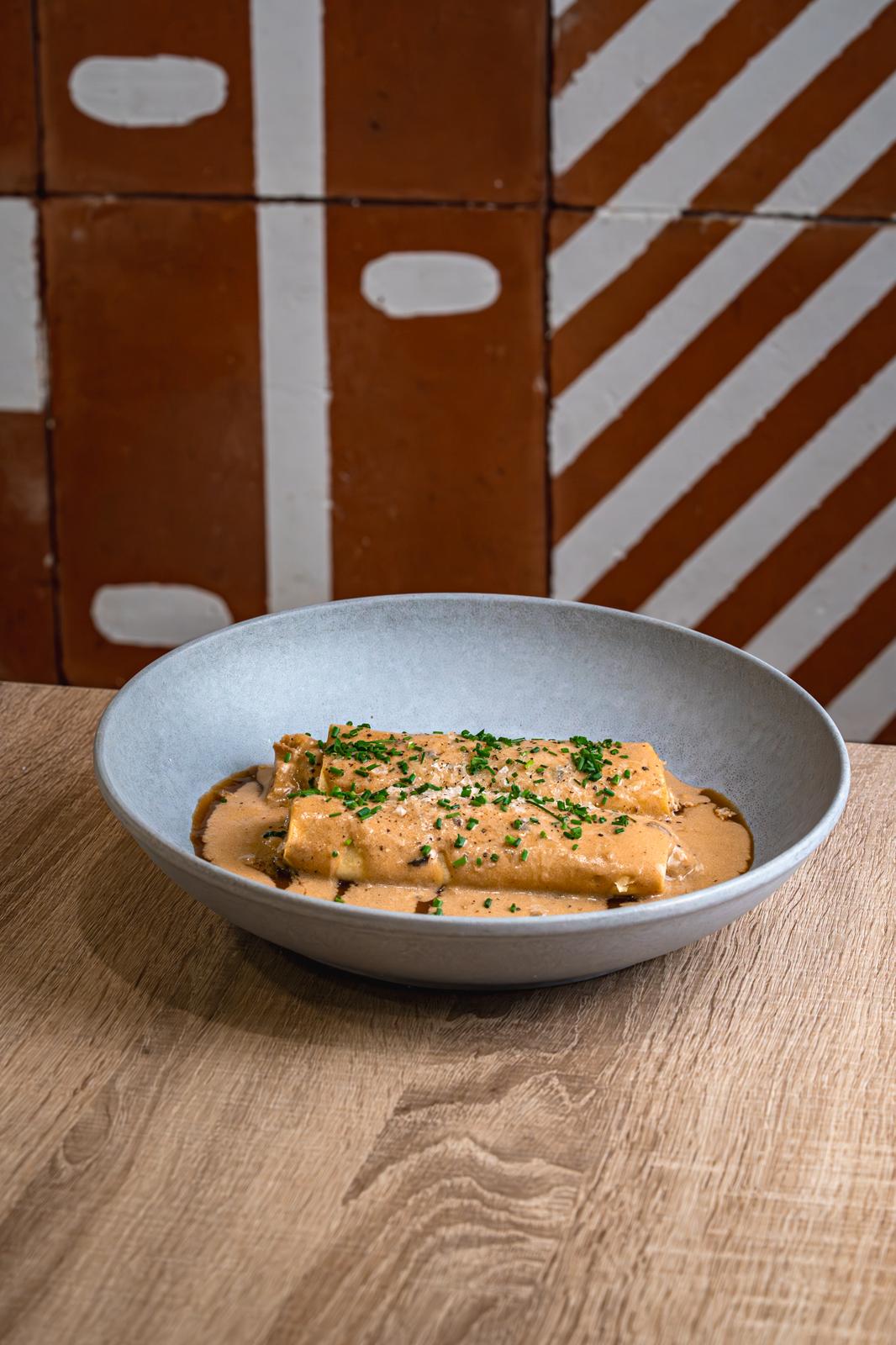 Canelón de Pollo asado con salsa de Trufa