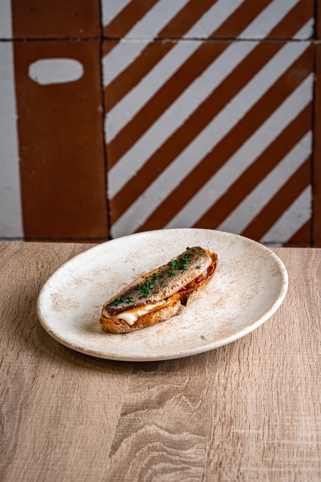 Tosta de Sardina marinada con mermelada de tomate