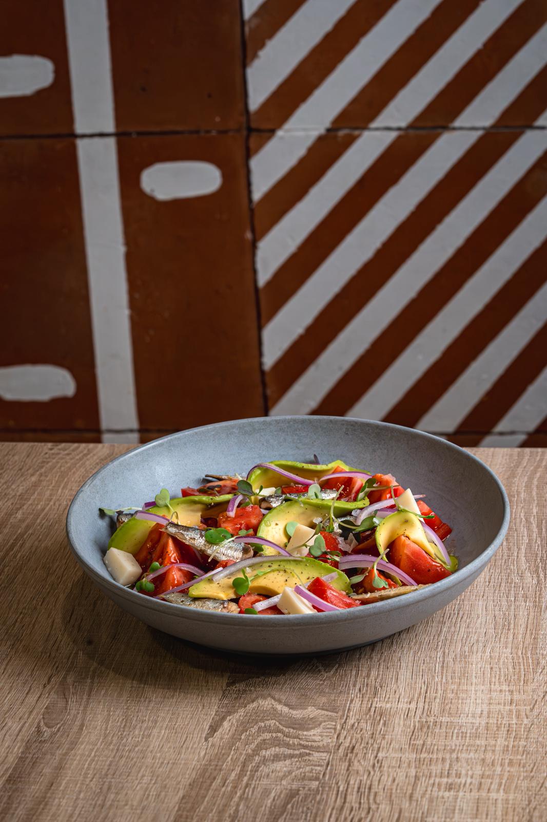 Ensalada de Tomate, Sardinillas picantes y Payoyo