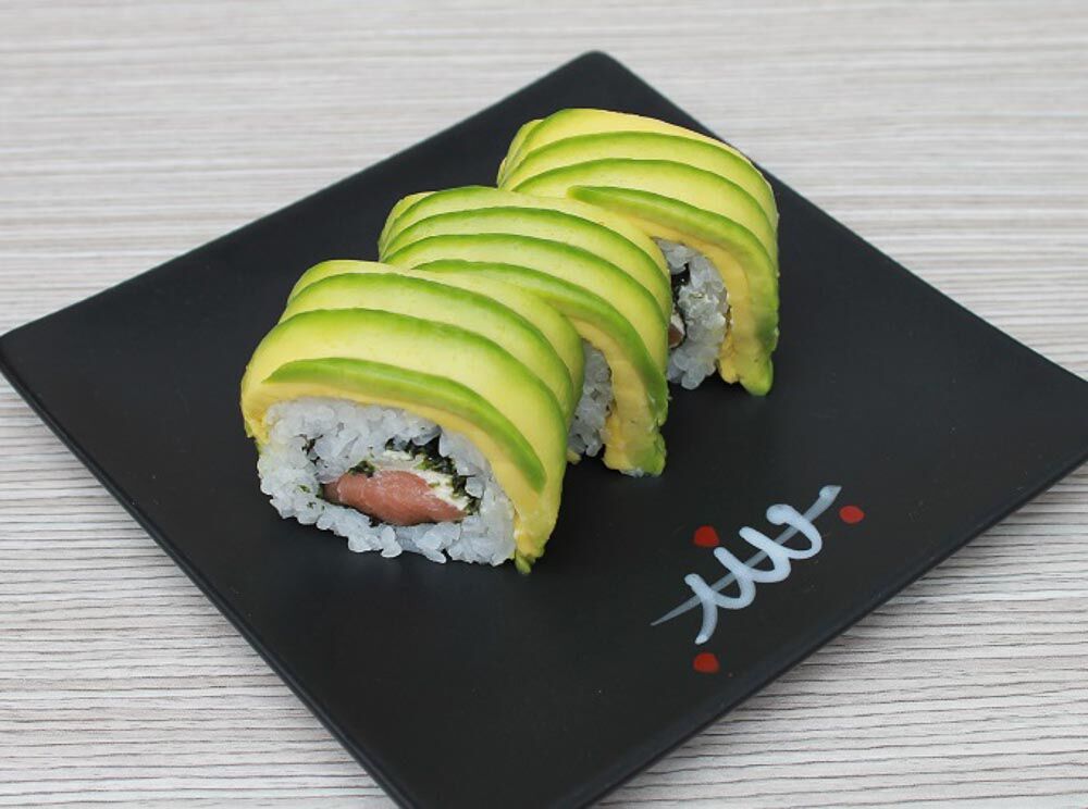 Rolo de sushi de salmão Caterpillar