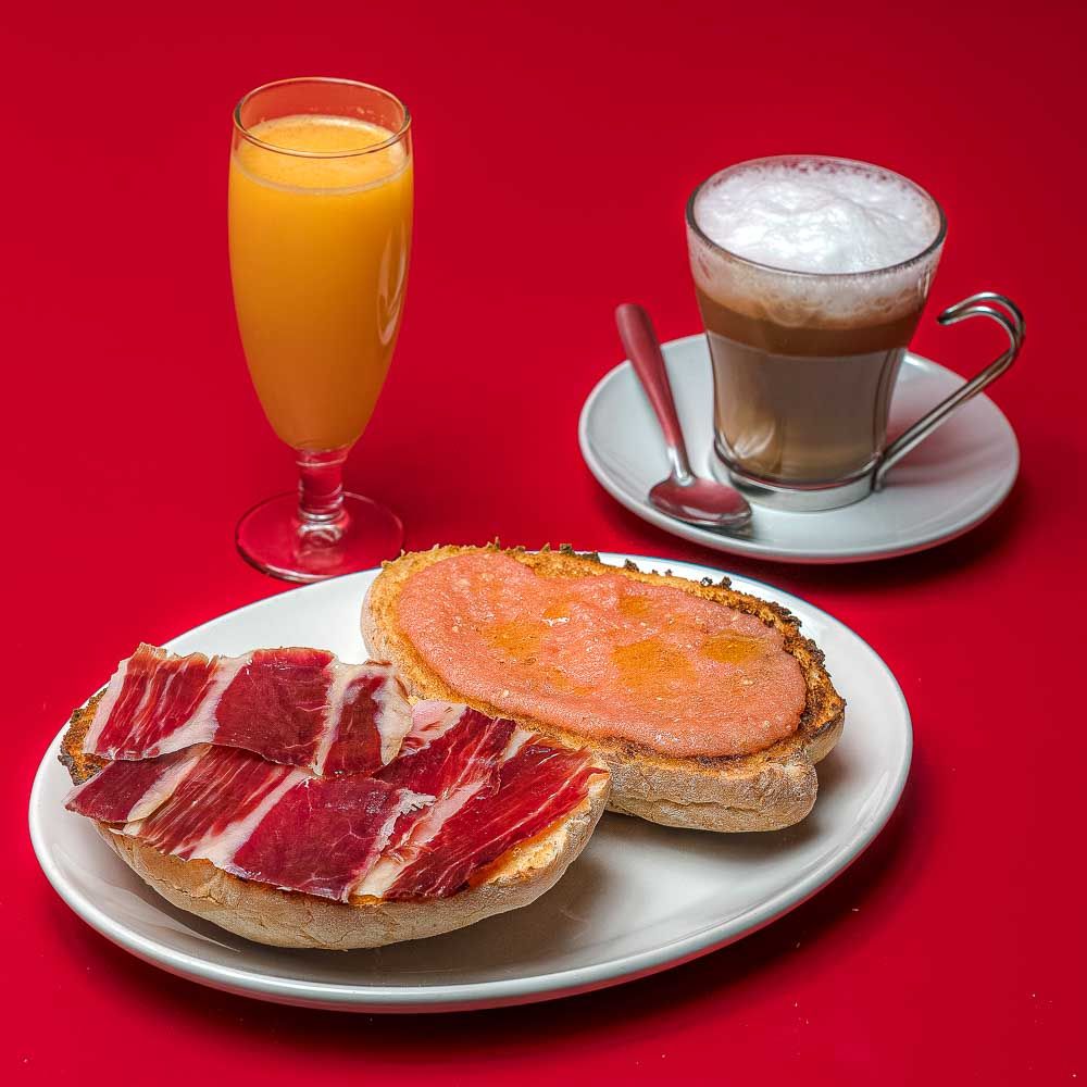 №3 Испанский завтрак: тост с маслом, помидорами и иберийской ветчиной, апельсиновый сок и кофе или чай.